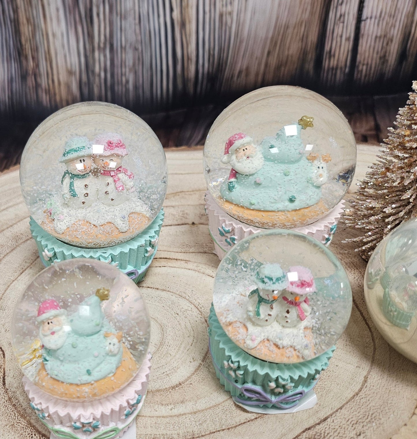 2 Süße Schneekugeln Weihnachtsmuffin türkis rosa Weihnachtsbäckerei 65 mm Durchmesser - Schneekugelhaus