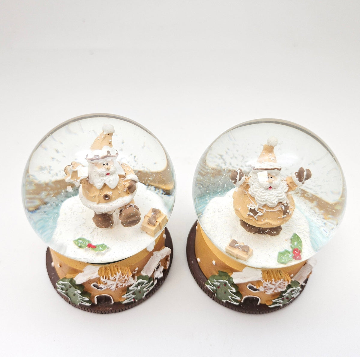 2 Süße Schneekugeln Zuckerbäcker auf Sockel Weihnachten 65 mm Durchmesser - Schneekugelhaus
