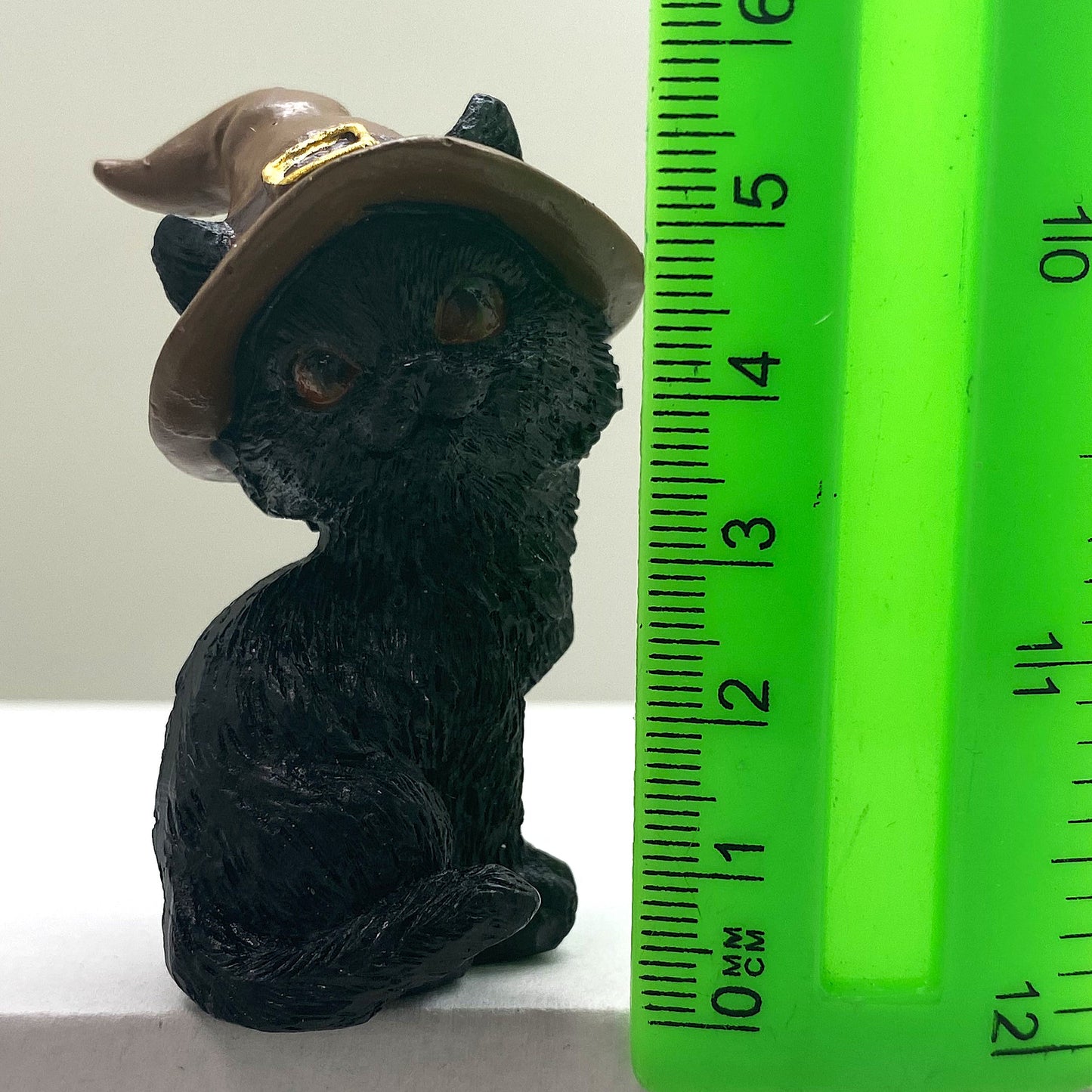 Hexen-Katzen Figur "posierend mit braunen Hut" - 55 x 75 mm
