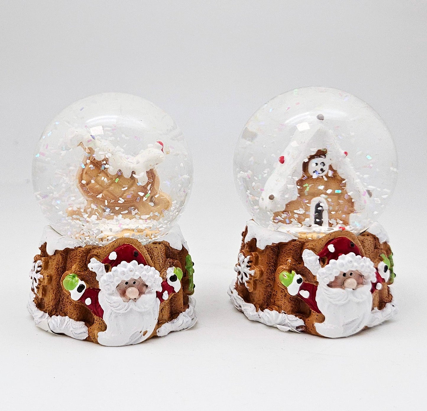 Süße Mini - Schneekugel Lebkuchenhaus auf Sockel Weihnachtsbäckerei 45 mm Durchmesser - Schneekugelhaus