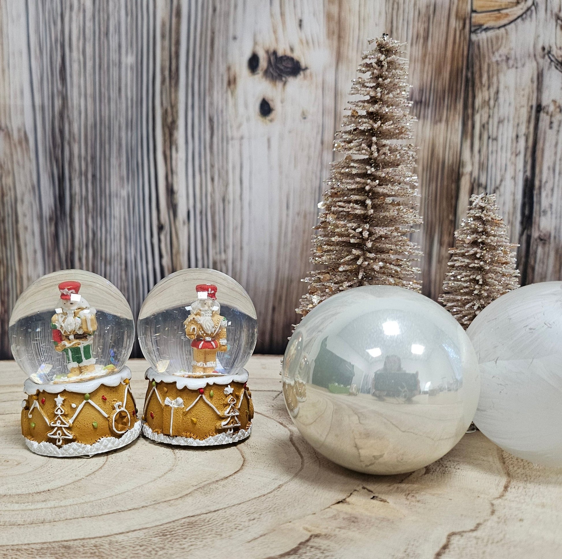 2 Süße Mini - Schneekugeln Nussknacker auf Sockel Weihnachtsbäckerei 45 mm Durchmesser - Schneekugelhaus
