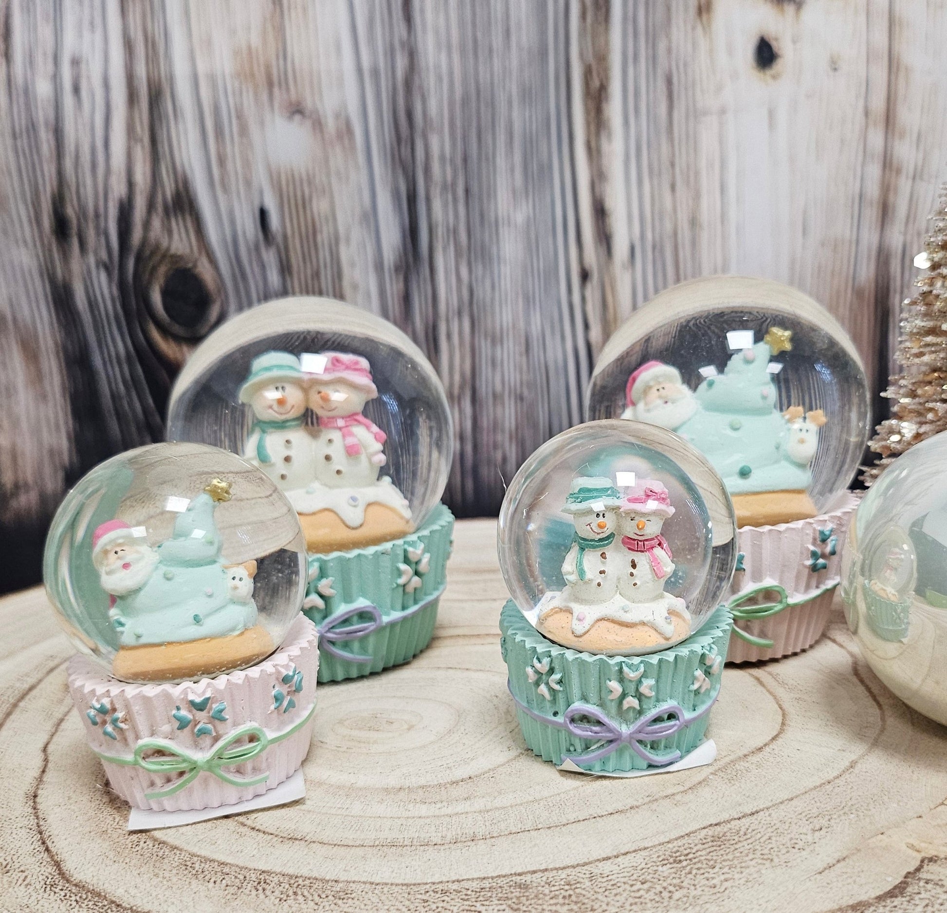 2 Süße Schneekugeln Weihnachtsmuffin türkis rosa Weihnachtsbäckerei 65 mm Durchmesser - Schneekugelhaus