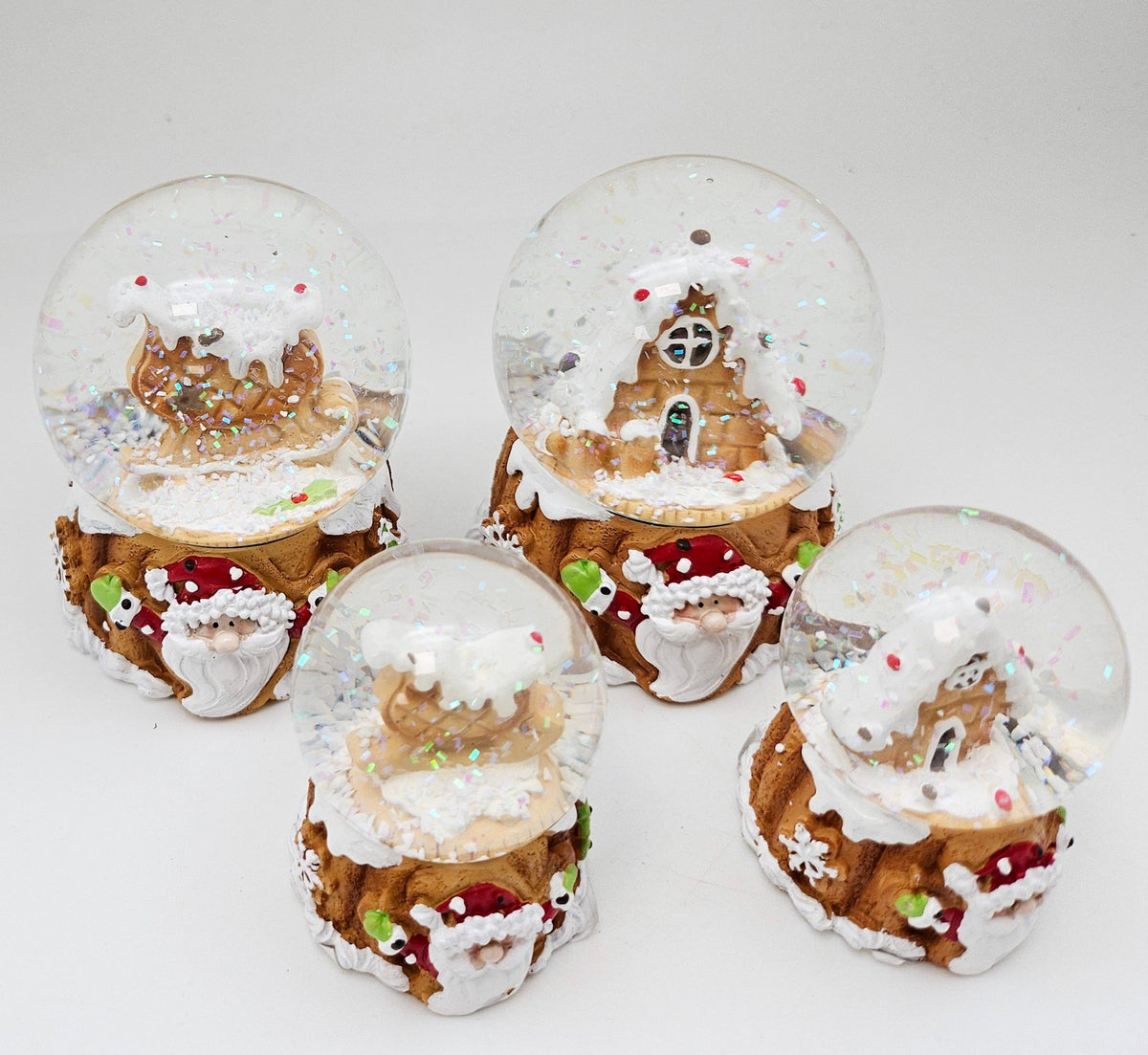 2 Süße Schneekugeln Zuckerbäcker auf Sockel Weihnachten 65 mm Durchmesser - Schneekugelhaus
