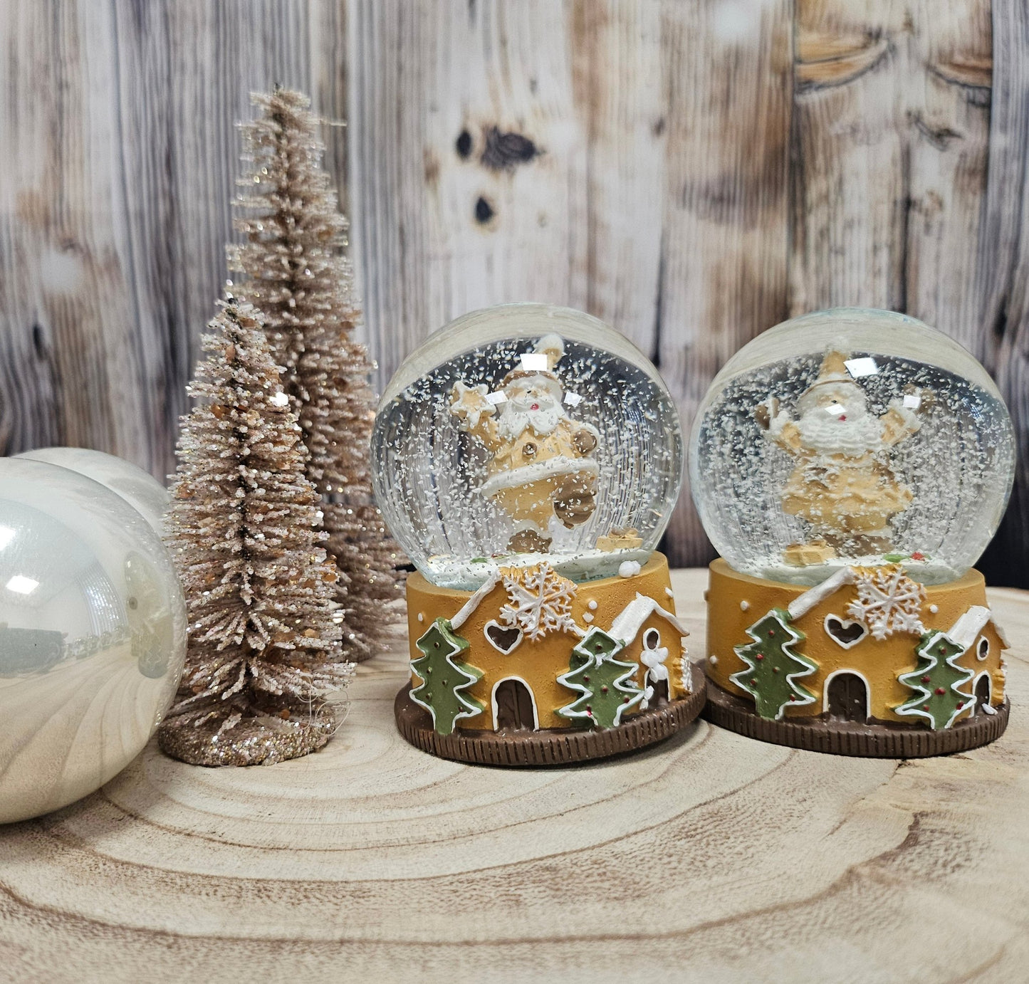 2 Süße Schneekugeln Zuckerbäcker auf Sockel Weihnachten 65 mm Durchmesser - Schneekugelhaus
