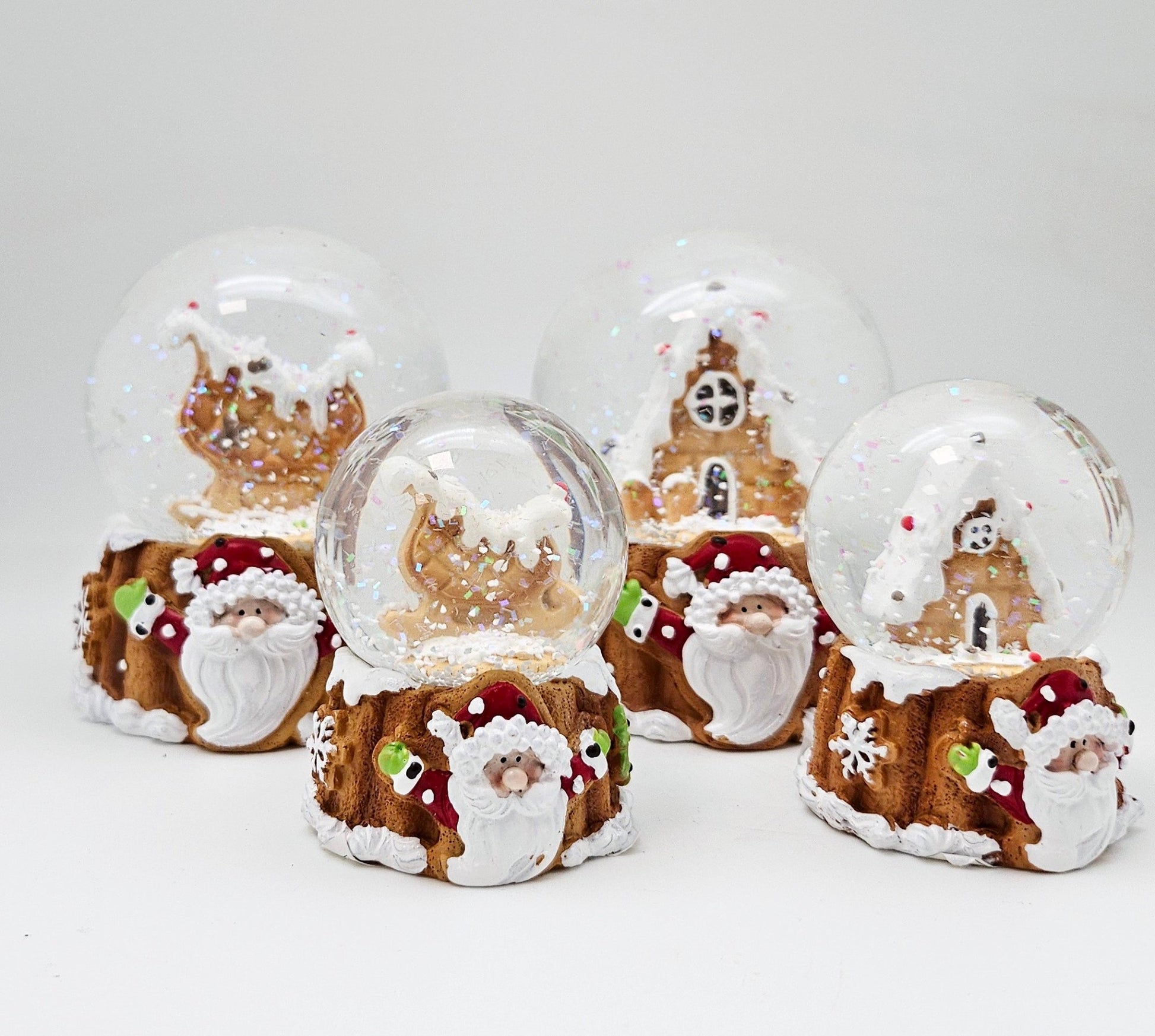 2 Süße Schneekugeln Zuckerbäcker auf Sockel Weihnachten 65 mm Durchmesser - Schneekugelhaus