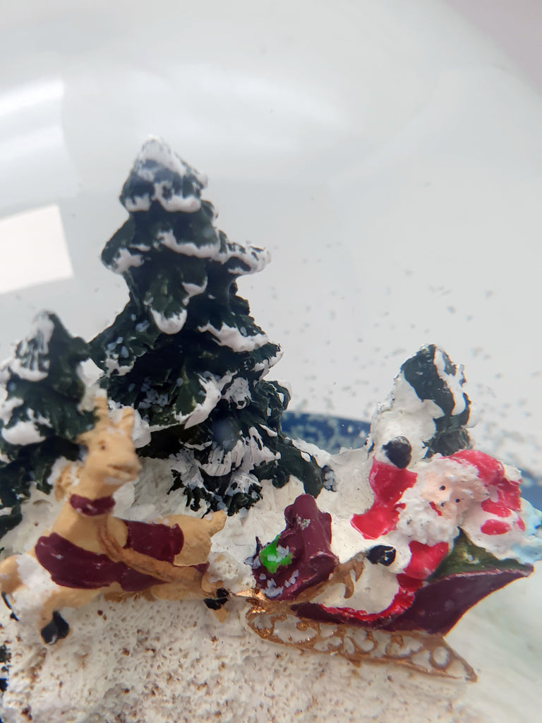 Schneekugel Santa kommt auf Schlitten auf Sockel Winterlandschaft mit Spieluhr 10 cm Durchmesser