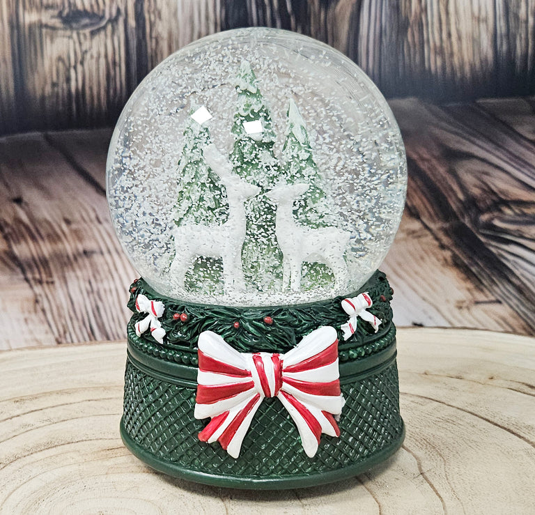 Nostalgische Schneekugel 2 Rehe Weihnachtsdekor grün 100 mm Durchmesser mit Spieluhr