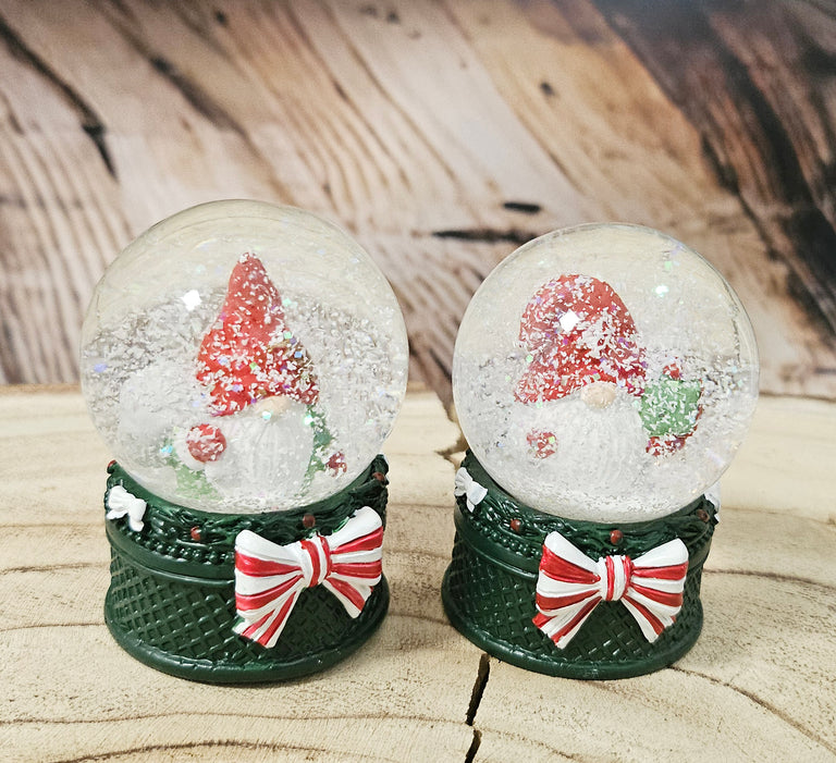 2 süße Mini-Schneekugeln Weihnachtswichtel auf grün B: 45mm