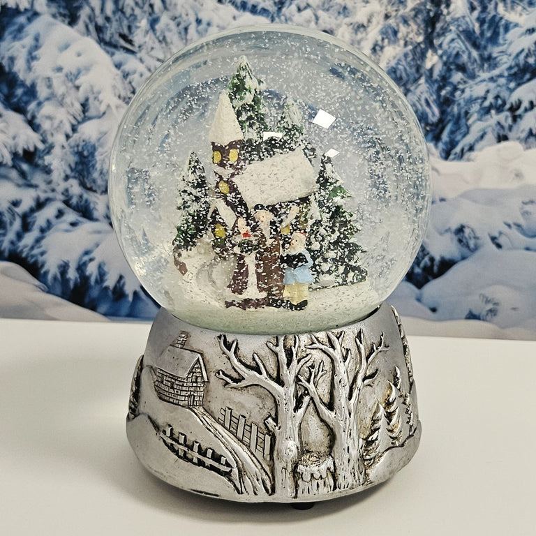Nostalgische Schneekugel Weihnachtsspaziergang auf Silber Landschaft 100 mm Durchmesser mit Spieluhr