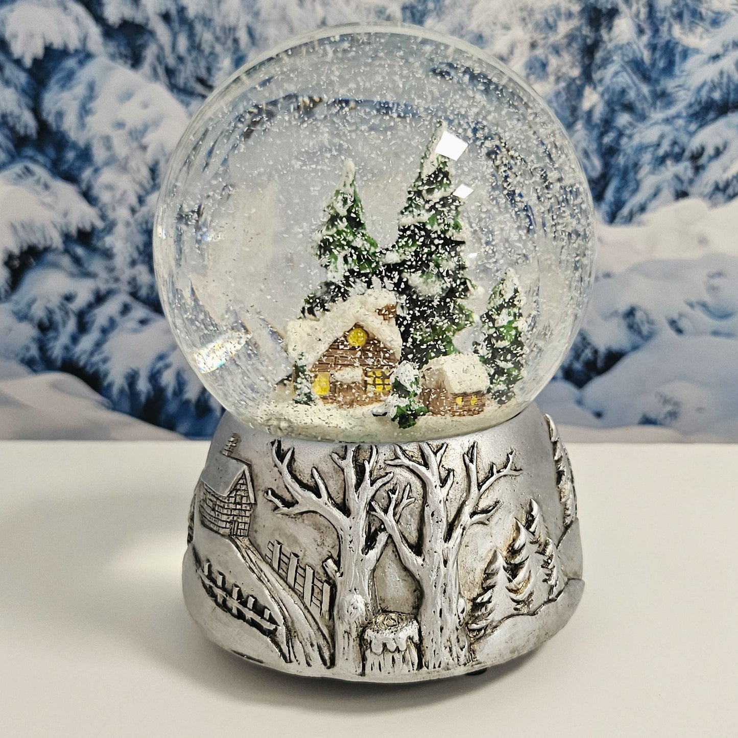 Nostalgische Schneekugel Winterhütte auf Silber Landschaft 100 mm Durchmesser mit Spieluhr