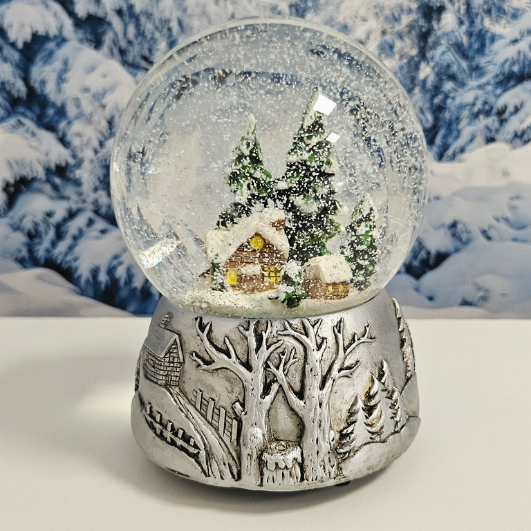 Nostalgische Schneekugel Winterhütte auf Silber Landschaft 100 mm Durchmesser mit Spieluhr