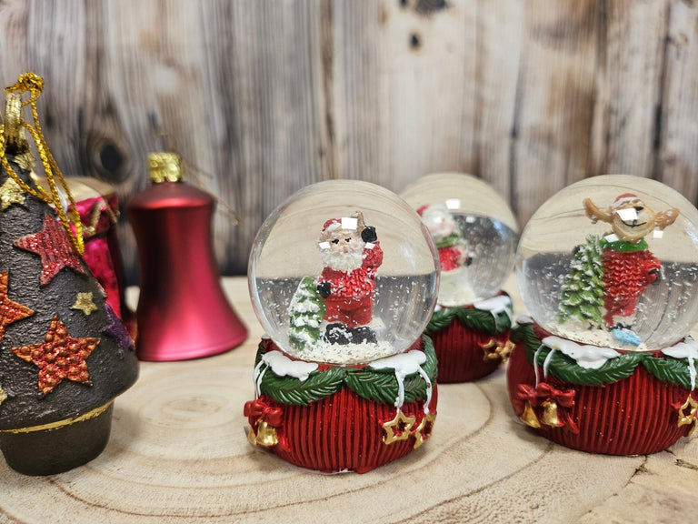 3 Süße Mini - Schneekugeln Weihnachten auf rotem Deko - Sockel 45mm Durchmesser - Schneekugelhaus