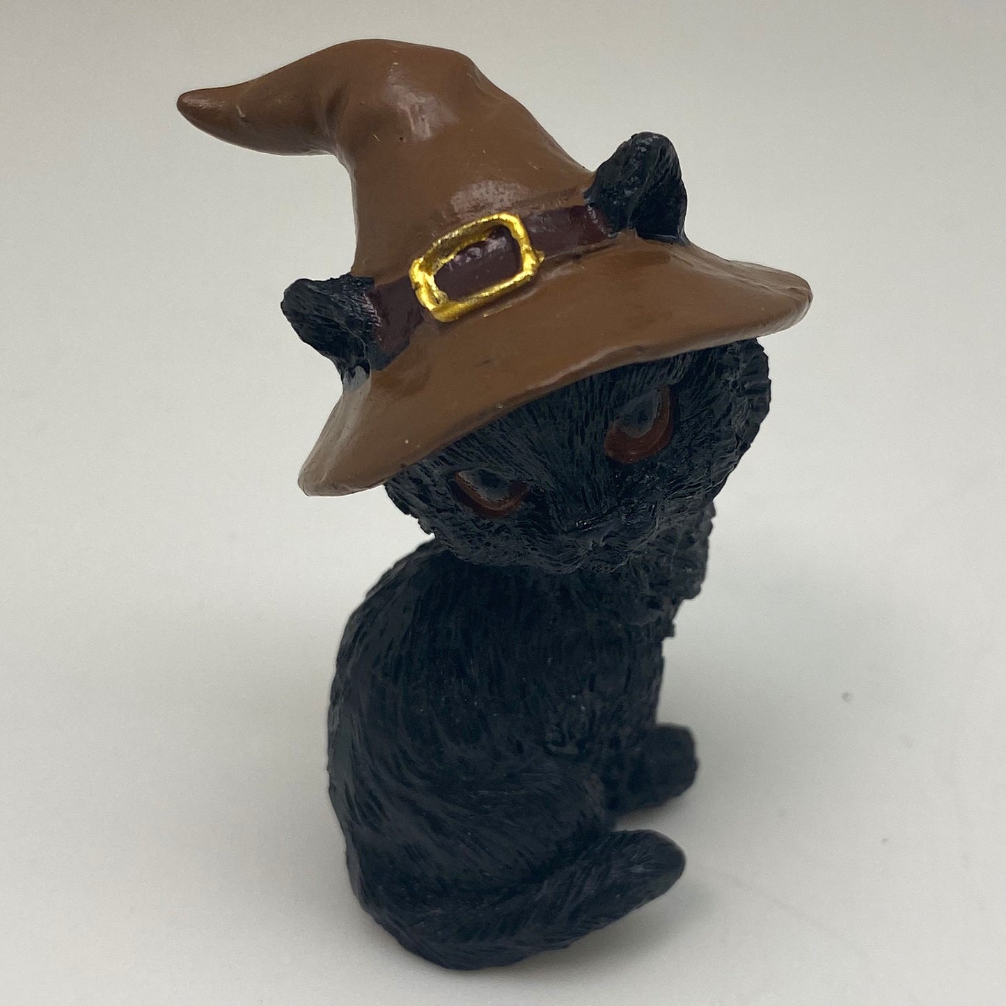 Hexen-Katzen Figur "posierend mit braunen Hut" - 55 x 75 mm