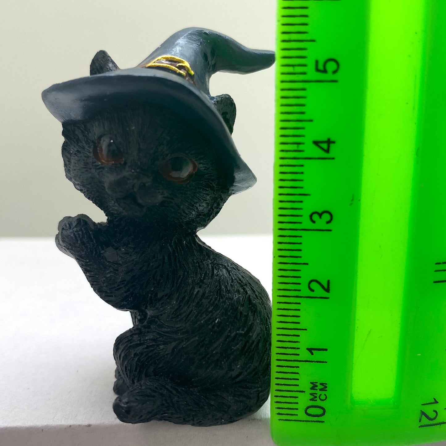 Hexen-Katzen Figur "bettelt mit blauen Hut" - 55 x 65 mm