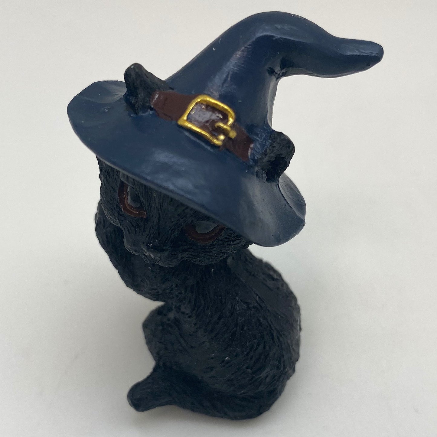 Hexen-Katzen Figur "bettelt mit blauen Hut" - 55 x 65 mm
