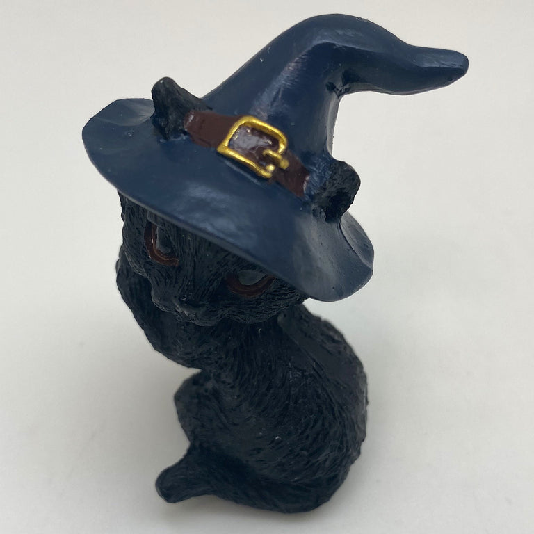 Hexen-Katzen Figur "bettelt mit blauen Hut" - 55 x 65 mm