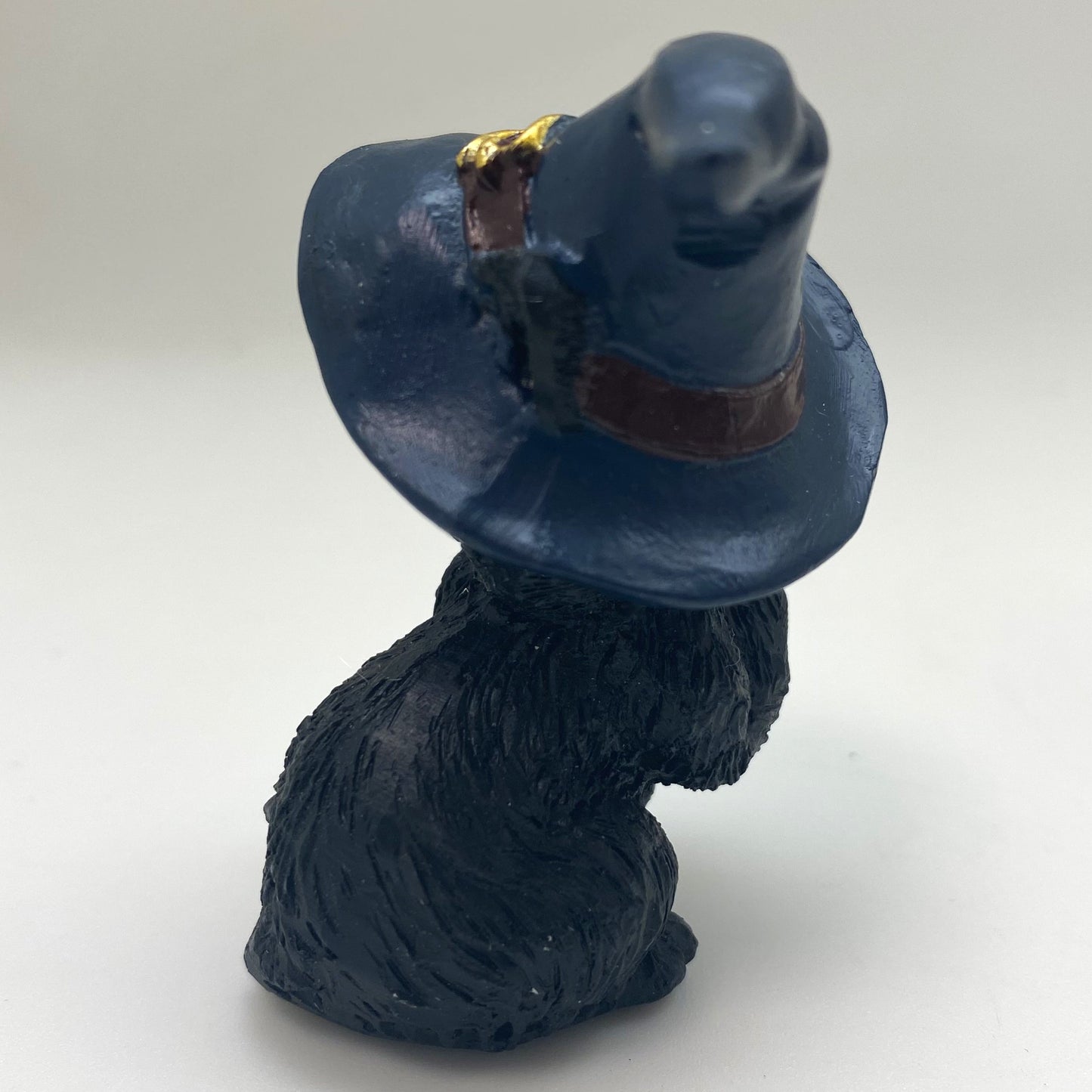 Hexen-Katzen Figur "bettelt mit blauen Hut" - 55 x 65 mm