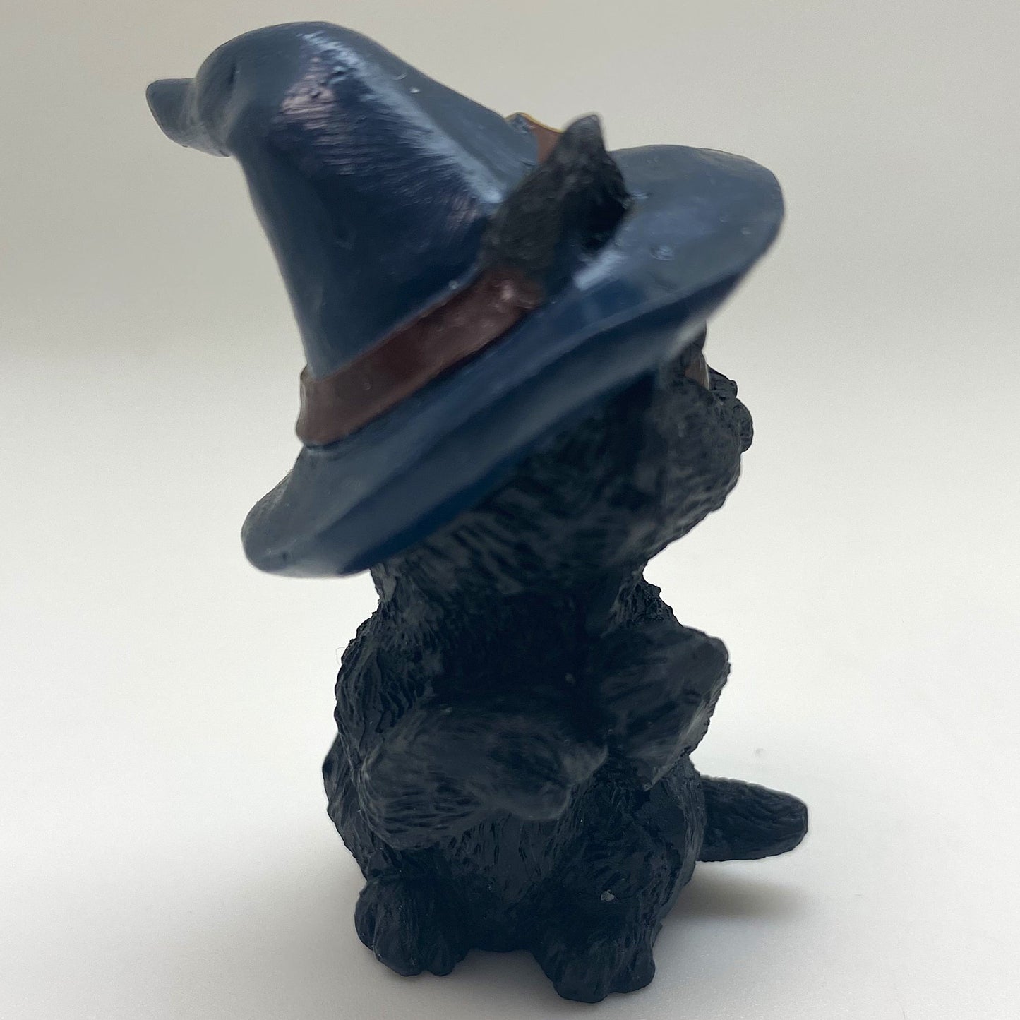 Hexen-Katzen Figur "bettelt mit blauen Hut" - 55 x 65 mm
