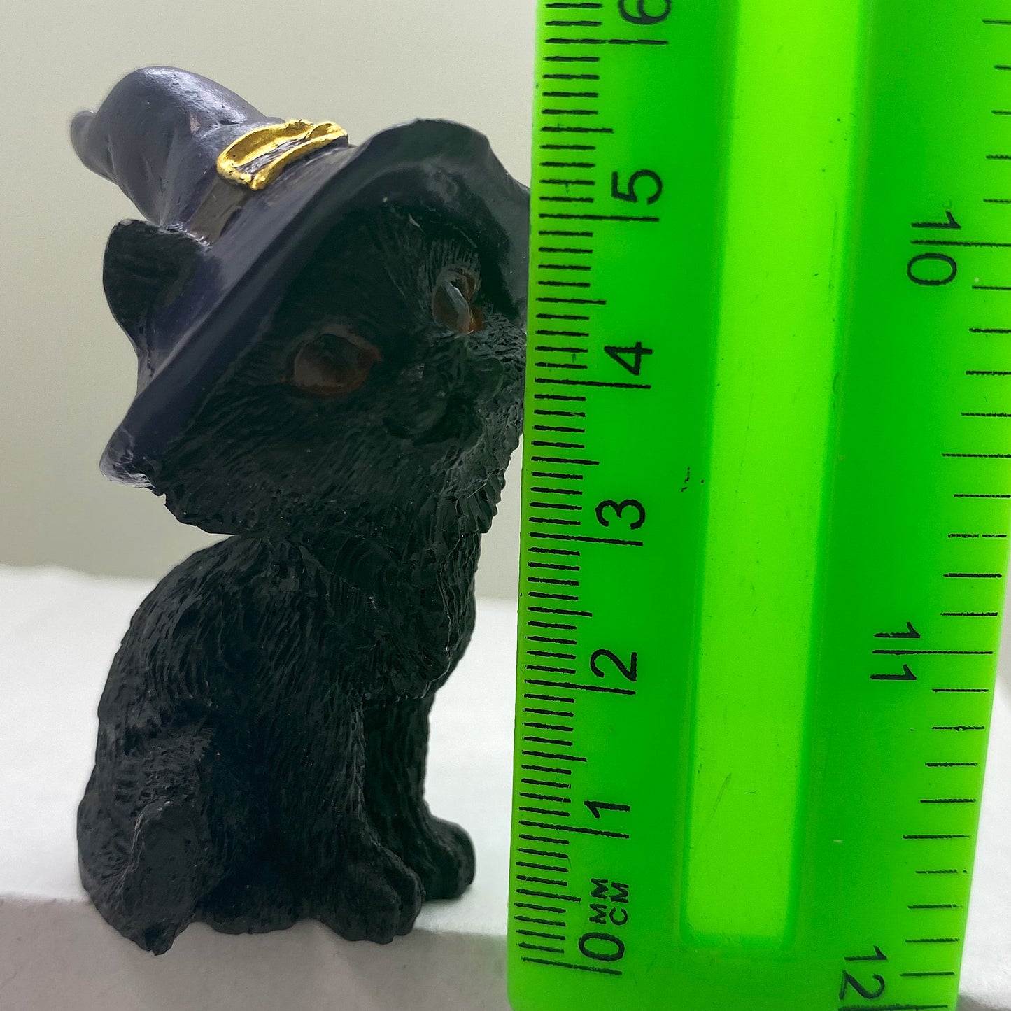 Hexen-Katzen Figur "aufmerksam mit lila Hut" - 50 x 65 mm