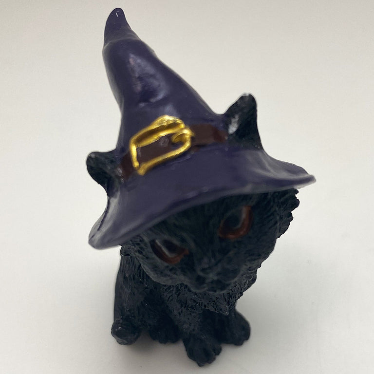 Hexen-Katzen Figur "aufmerksam mit lila Hut" - 50 x 65 mm