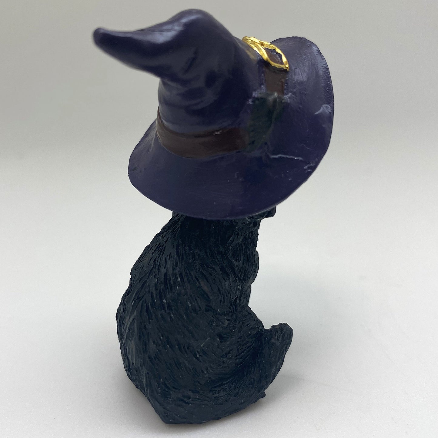 Hexen-Katzen Figur "aufmerksam mit lila Hut" - 50 x 65 mm