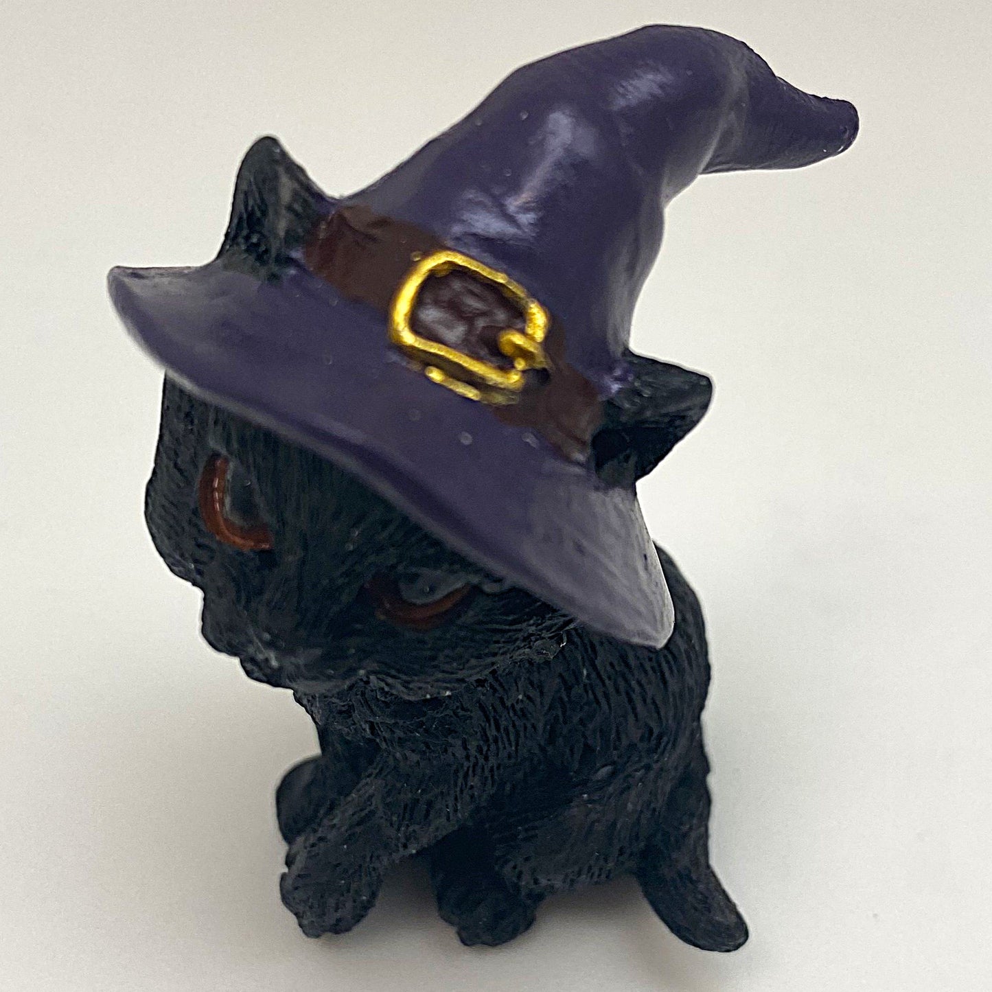 Hexen-Katzen Figur "neugierig mit lila Hut" - 45 x 65 mm