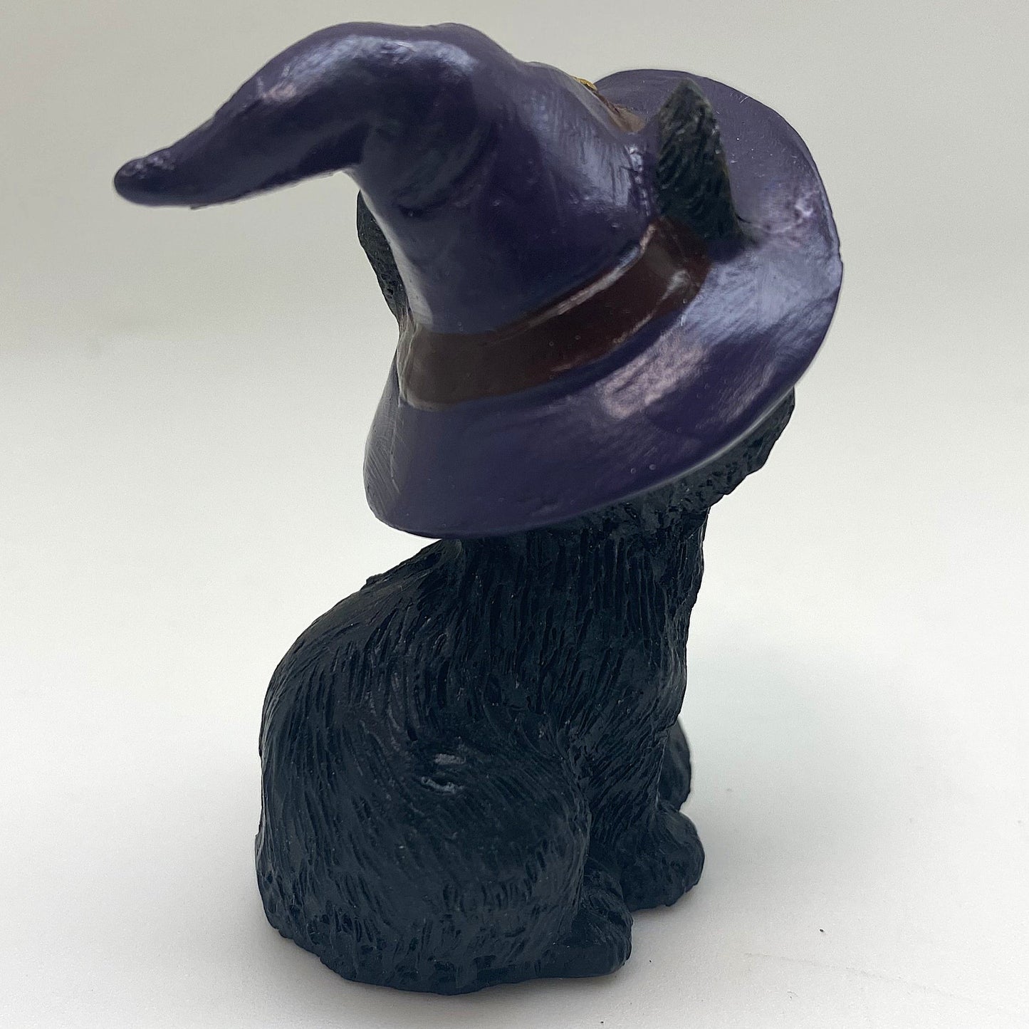 Hexen-Katzen Figur "neugierig mit lila Hut" - 45 x 65 mm