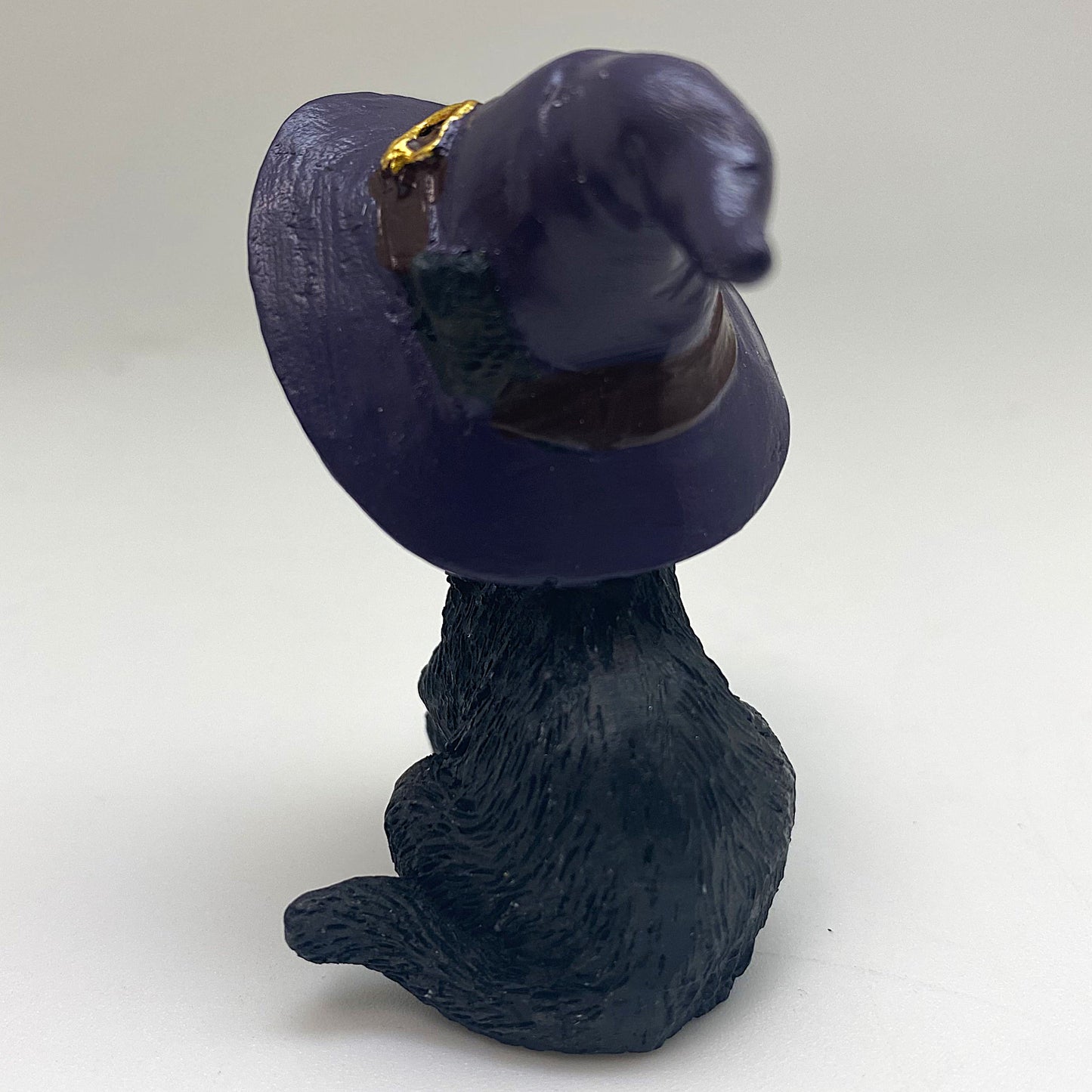 Hexen-Katzen Figur "neugierig mit lila Hut" - 45 x 65 mm