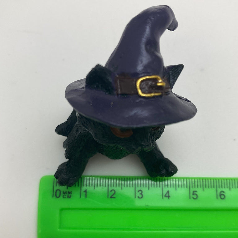 Hexen-Katzen Figur "breit sitzend mit lila Hut" - 55 x 65 mm