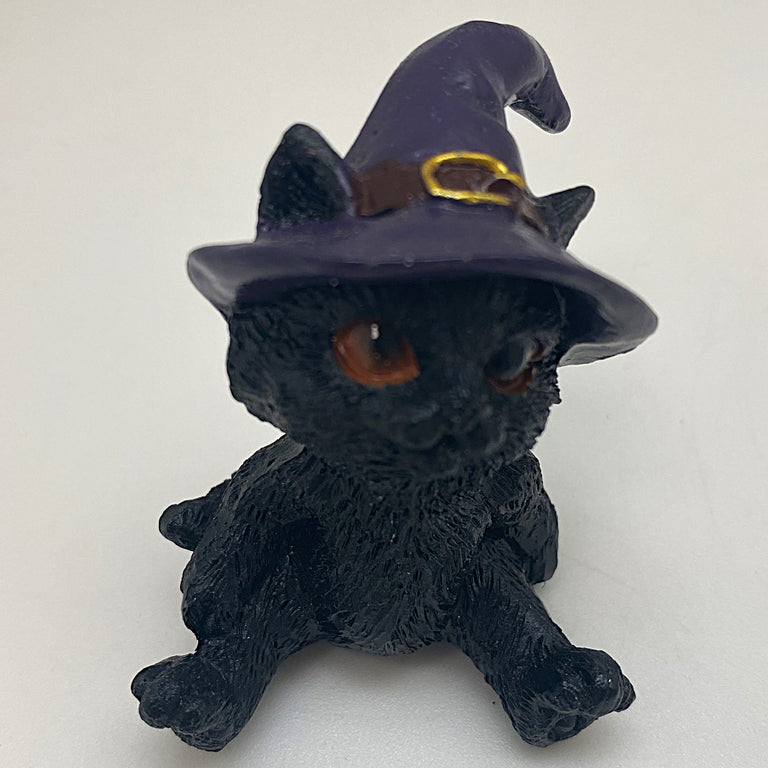 Hexen-Katzen Figur "breit sitzend mit lila Hut" - 55 x 65 mm