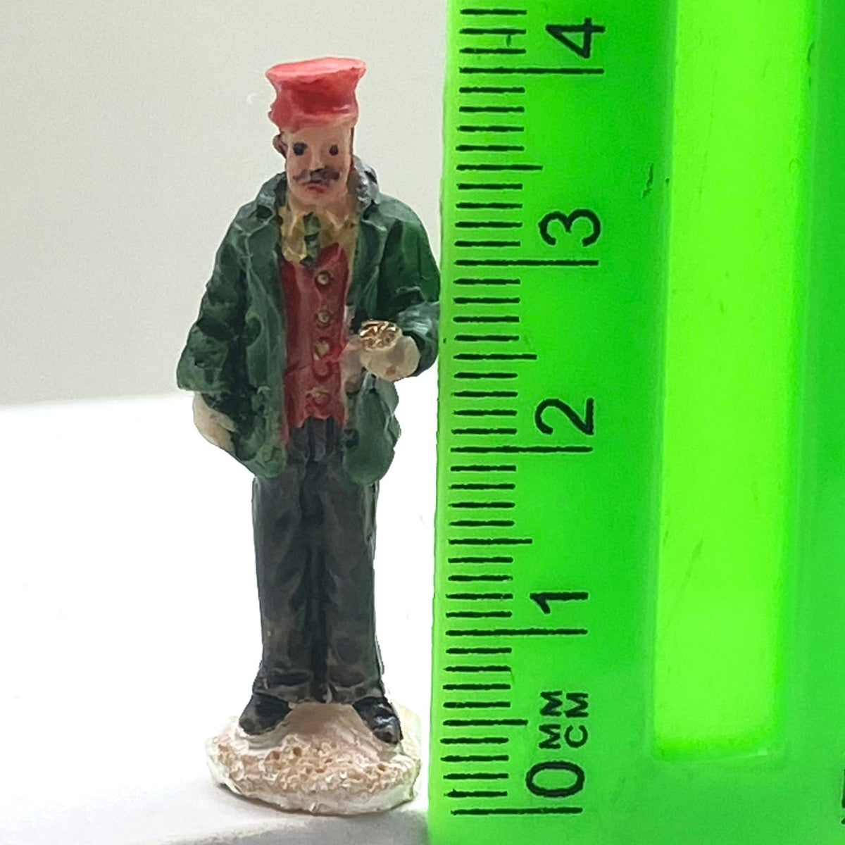 Innenmodell „Dienstbote mit grüner Jacke“ - 15 x 40 mm - Schneekugelhaus