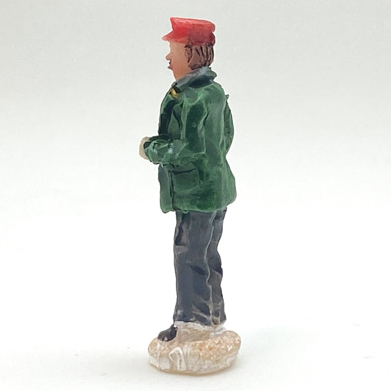 Innenmodell „Dienstbote mit grüner Jacke“ - 15 x 40 mm - Schneekugelhaus