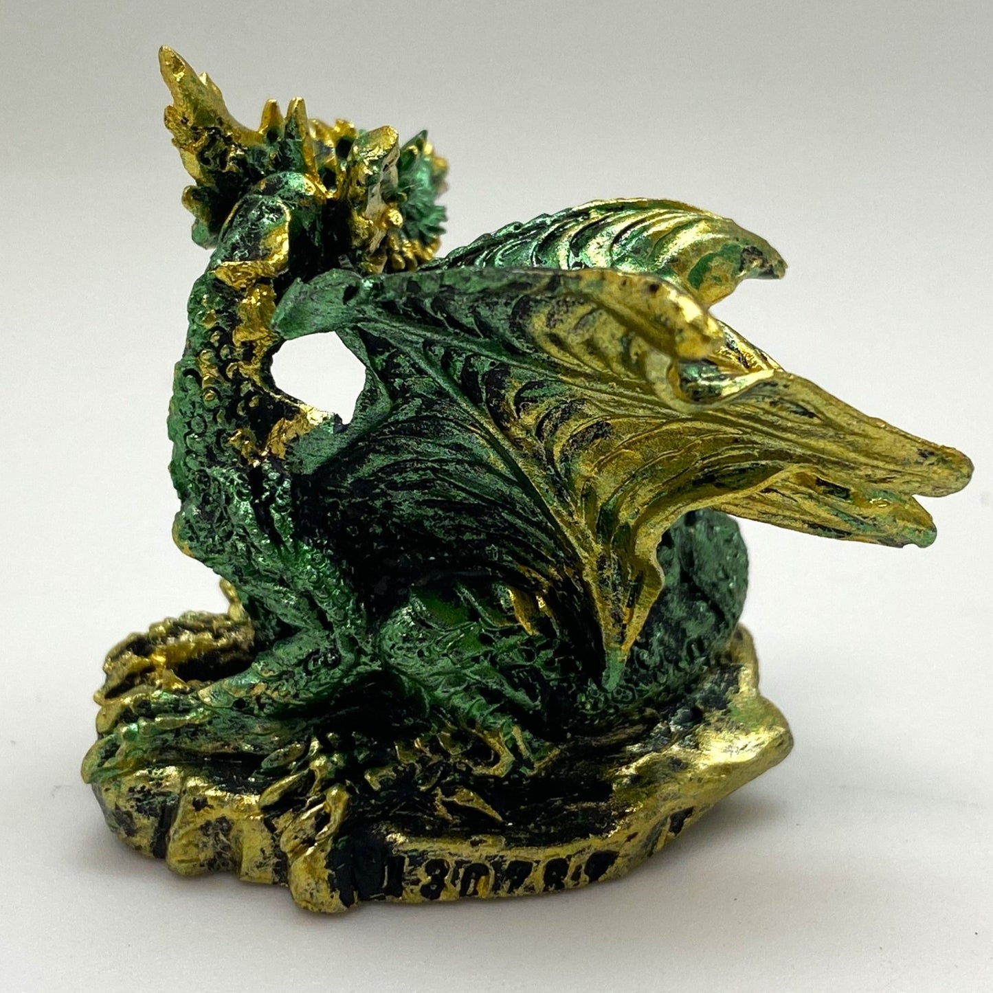 Innenmodell gold grün Drache "aufrecht sitzend" - 50 x 55 mm - Schneekugelhaus