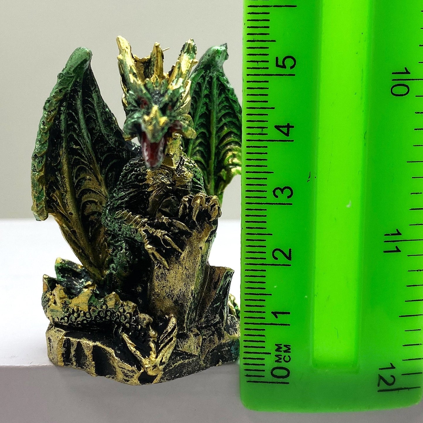 Innenmodell gold grün Drache "Kralle auf Stein" - 50 x 55 mm - Schneekugelhaus