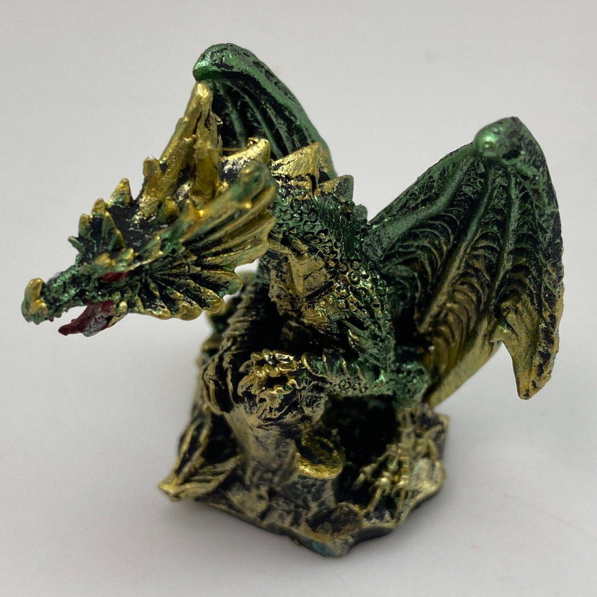 Innenmodell gold grün Drache "Kralle auf Stein" - 50 x 55 mm - Schneekugelhaus