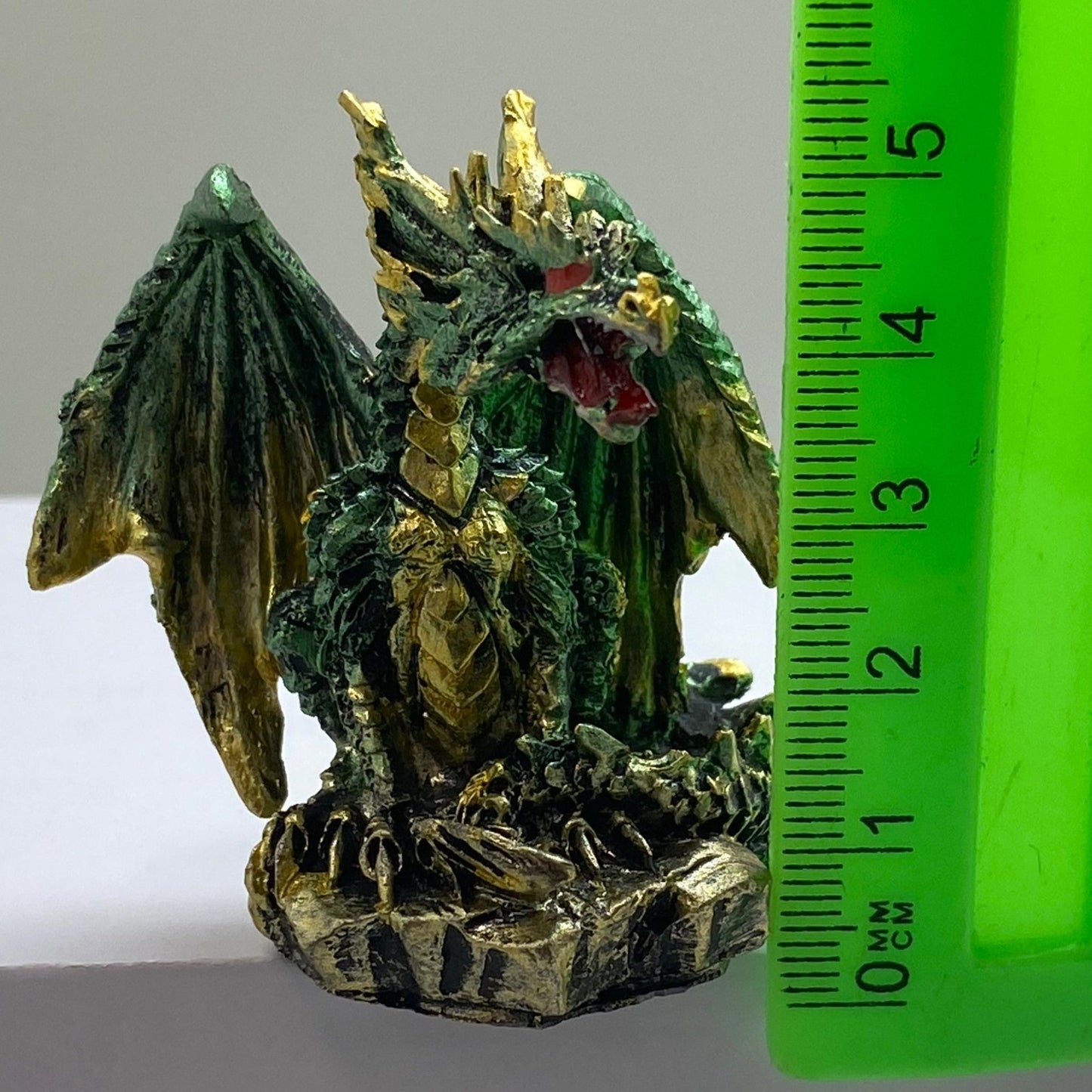 Innenmodell gold grün Drache "sitzend" - 50 x 55 mm - Schneekugelhaus