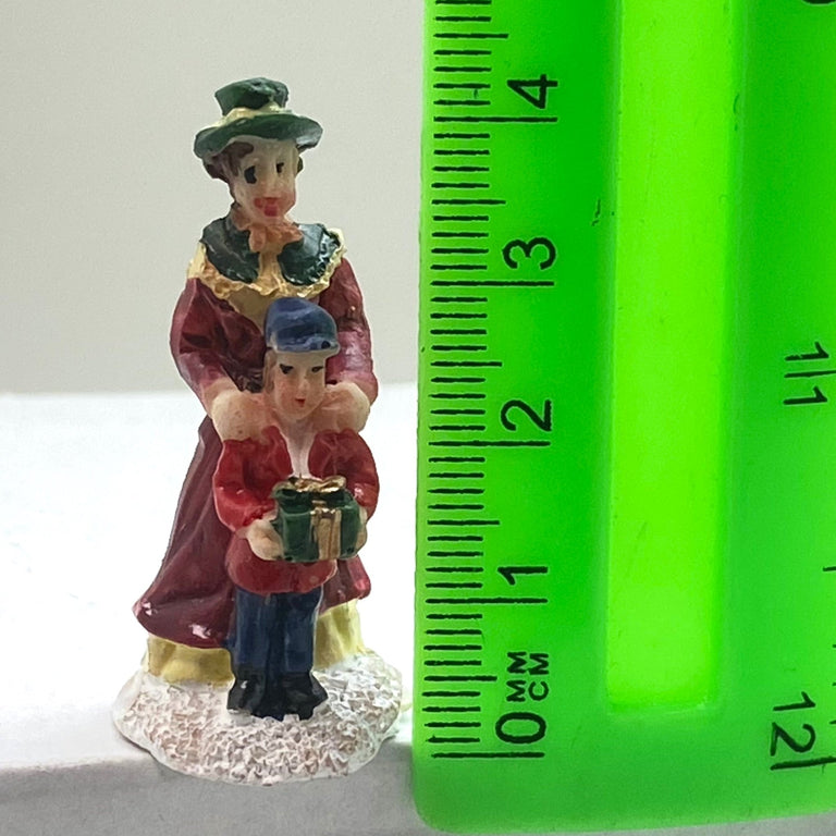 Innenmodell „Mutter mit Kind und Geschenk“ - 23 x 43 mm - Schneekugelhaus