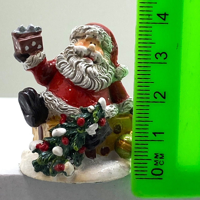Innenmodell „Santa mit Geschenk & Christbaum“ – 33 x 40 mm - Schneekugelhaus
