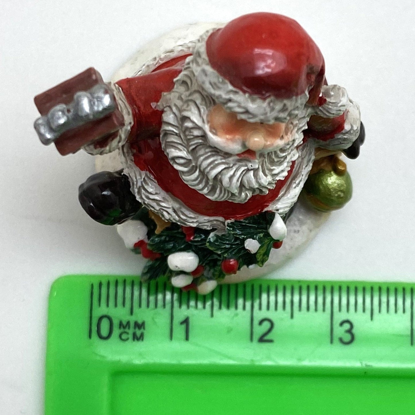 Innenmodell „Santa mit Geschenk & Christbaum“ – 33 x 40 mm - Schneekugelhaus