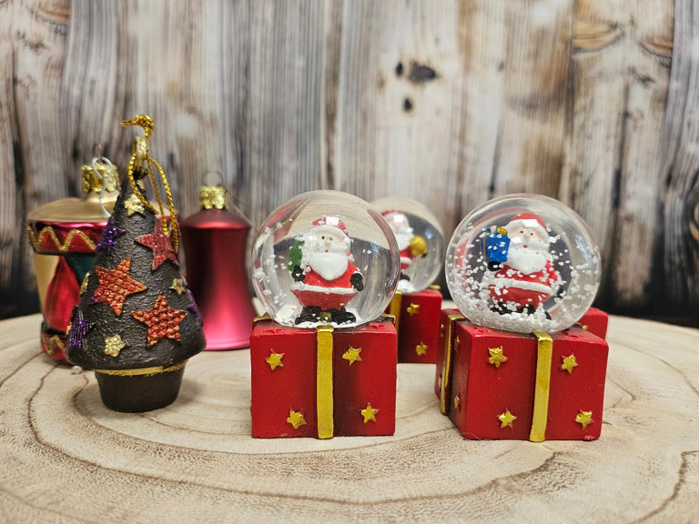 Mini - Schneekugeln Weihnachtsmann Kugel auf Geschenke - Sockel 45mm Durchmesser - Schneekugelhaus