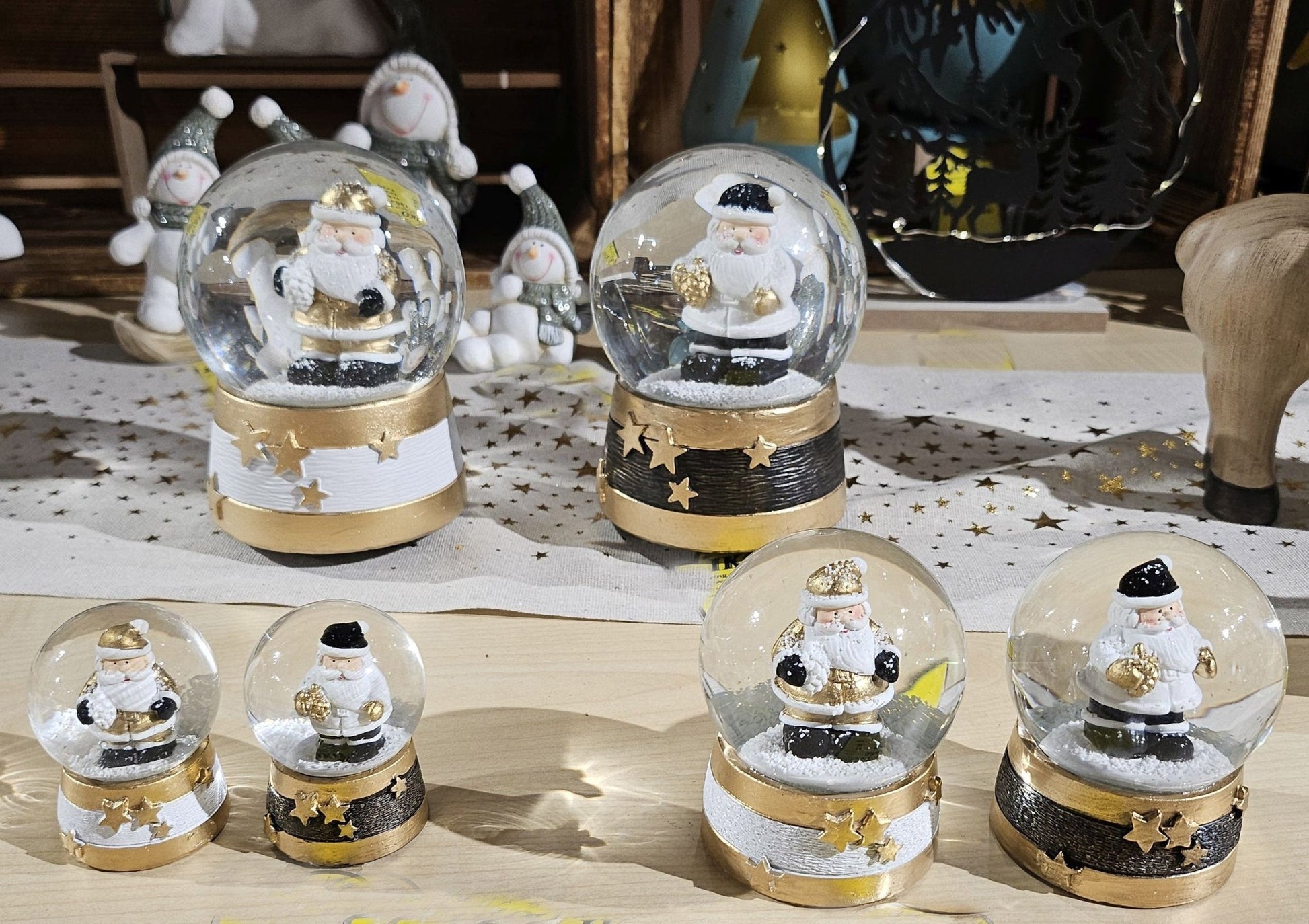 Moderne Mini - Schneekugel Weihnachtsmann gold weiß auf Sockel gold weiß Sterne B: 65mm - Schneekugelhaus