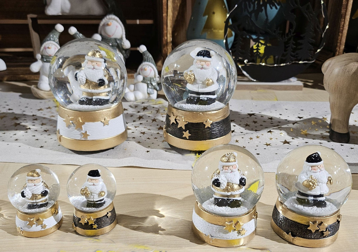 Moderne Mini - Schneekugel Weihnachtsmann schwarz weiß auf Sockel gold schwarz Sterne B: 65mm - Schneekugelhaus