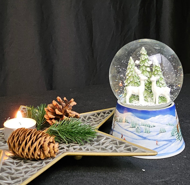 Nostalgische Schneekugel 2 Rehe auf Sockel Winterlandschaft mittelblau 100 mm Durchmesser mit Spieluhr - Schneekugelhaus