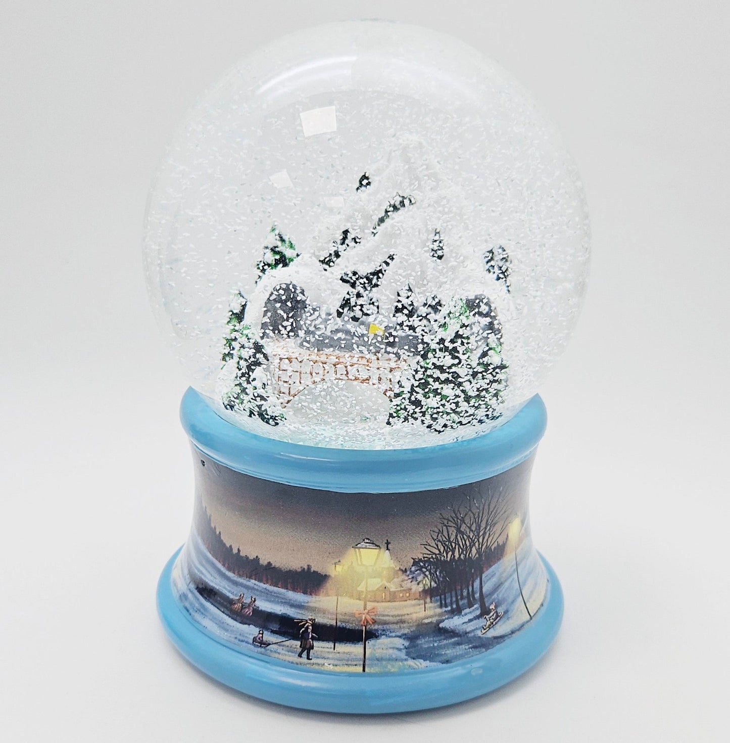 Nostalgische Schneekugel Berg mit Brücke Winterlandschaft blauer Rand 100 mm Durchmesser mit Spieluhr - Schneekugelhaus