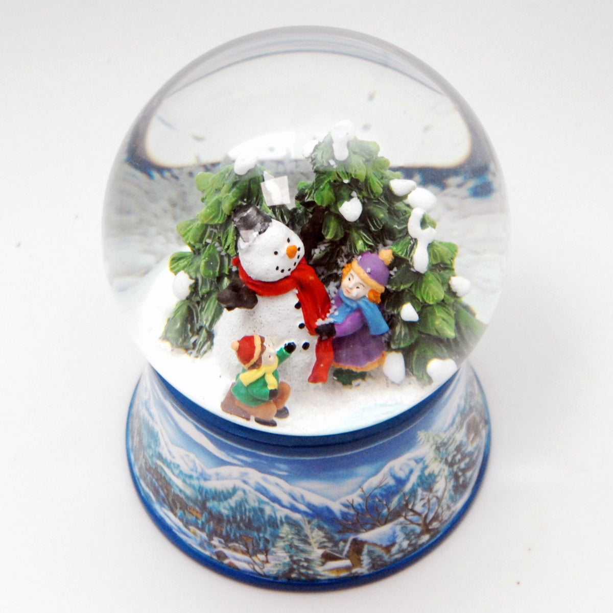 Nostalgische Schneekugel Kinder bauen Schneemann auf Sockel Winterlandschaft hellblau 100 mm Durchmesser mit Spieluhr - Schneekugelhaus