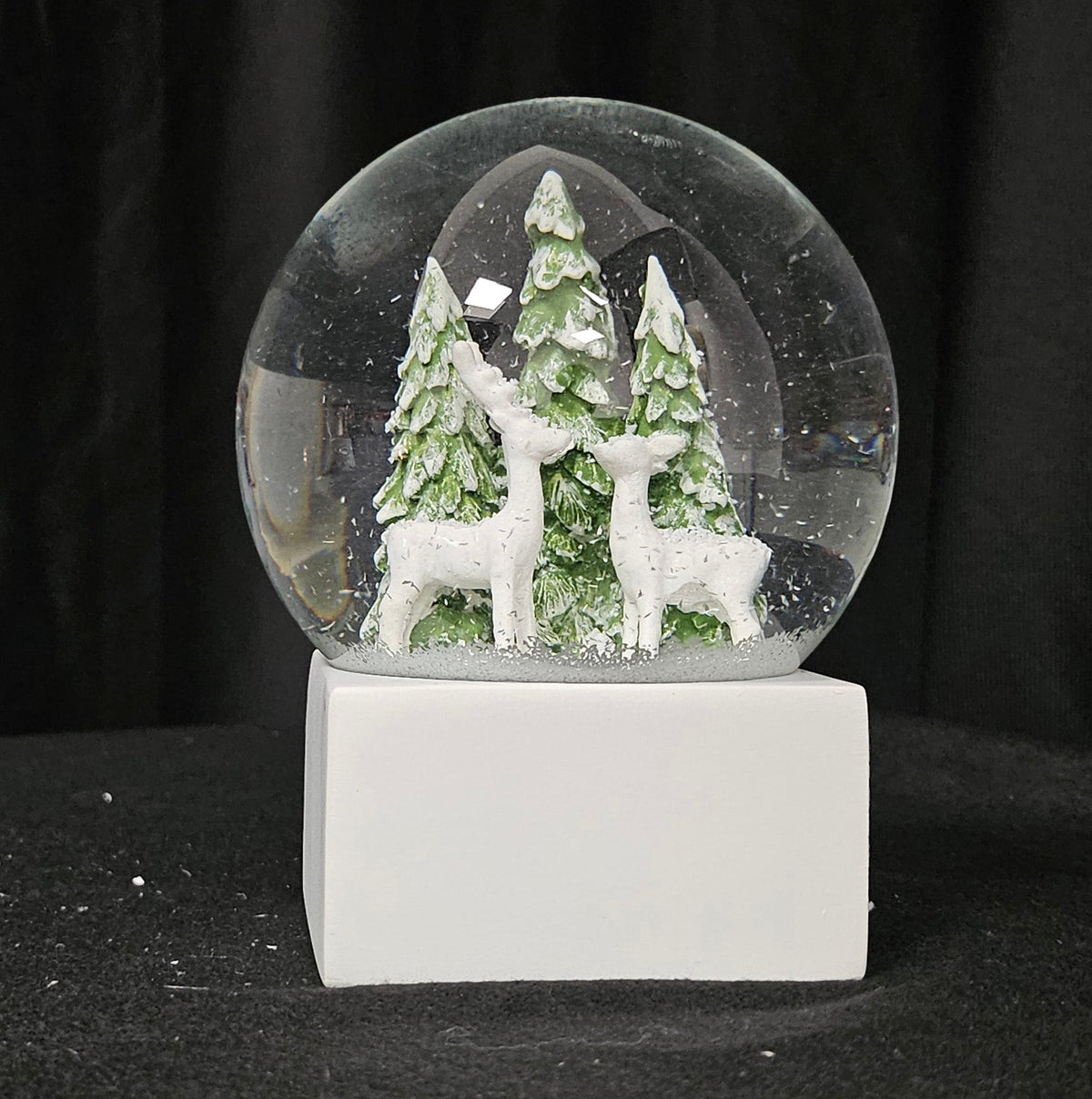 Schneekugel 2 Rehe auf Sockel weiß eck "PURE - Line" 10 cm Durchmesser - Schneekugelhaus