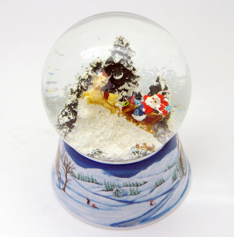 Schneekugel Santa im Schlitten auf Sockel Winterlandschaft mittelblau mit Spieluhr 10 cm Durchmesser - Schneekugelhaus