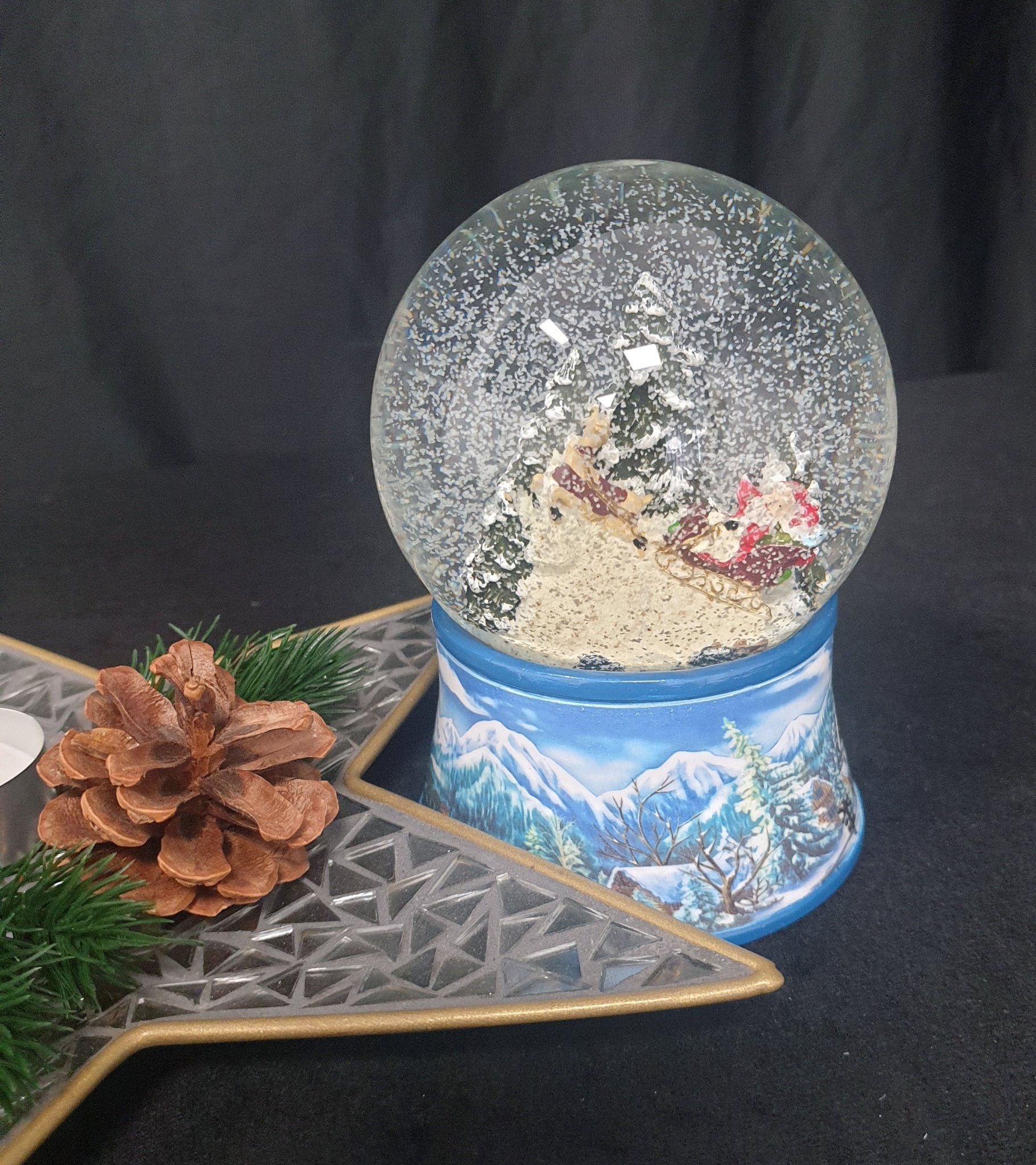Schneekugel Santa kommt auf Schlitten auf Sockel Winterlandschaft mit Spieluhr 10 cm Durchmesser - Schneekugelhaus