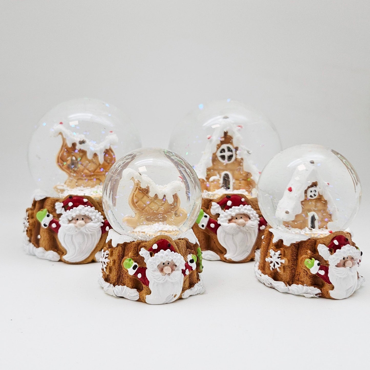 Süße Mini - Schneekugel Lebkuchenhaus auf Sockel Weihnachtsbäckerei 45 mm Durchmesser - Schneekugelhaus