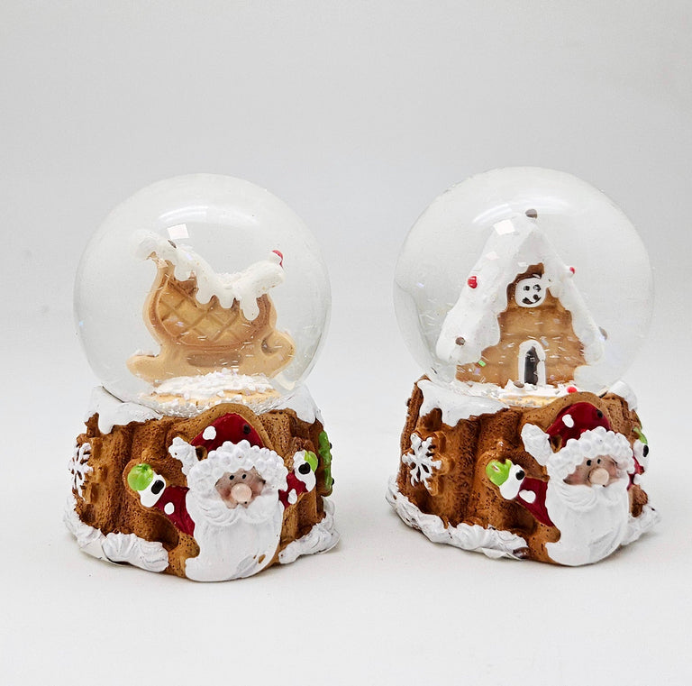 Süße Mini - Schneekugel Lebkuchenhaus auf Sockel Weihnachtsbäckerei 45 mm Durchmesser - Schneekugelhaus